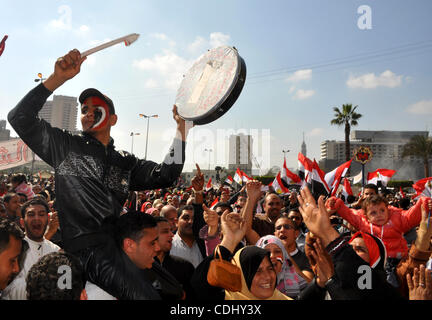 Ägypter feiern und Welle Nationalflaggen auf dem Tahrirplatz in Kairo, Ägypten, Samstag, 12. Februar 2011. Ägypten explodierte mit Freude, Tränen und Erleichterung nach pro-demokratische Demonstranten Präsident Hosni Mubarak gestürzt, mit einem bedeutsamen Marsch auf seine Paläste und Staatsfernsehens. Mubarak, der bis zum Ende schien Stockfoto