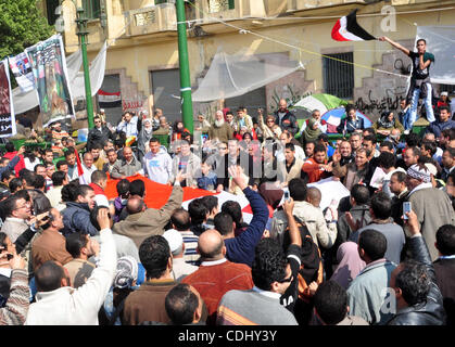 Ägypter feiern und Welle Nationalflaggen auf dem Tahrirplatz in Kairo, Ägypten, Samstag, 12. Februar 2011. Ägypten explodierte mit Freude, Tränen und Erleichterung nach pro-demokratische Demonstranten Präsident Hosni Mubarak gestürzt, mit einem bedeutsamen Marsch auf seine Paläste und Staatsfernsehens. Mubarak, der bis zum Ende schien Stockfoto