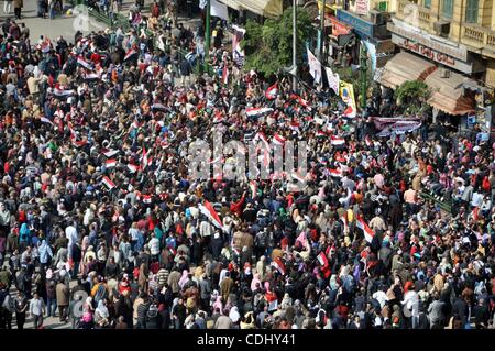 Ägypter feiern und Welle Nationalflaggen auf dem Tahrirplatz in Kairo, Ägypten, Samstag, 12. Februar 2011. Ägypten explodierte mit Freude, Tränen und Erleichterung nach pro-demokratische Demonstranten Präsident Hosni Mubarak gestürzt, mit einem bedeutsamen Marsch auf seine Paläste und Staatsfernsehens. Mubarak, der bis zum Ende schien Stockfoto