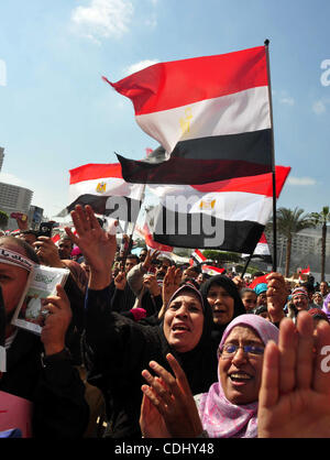 Ägypter feiern und Welle Nationalflaggen auf dem Tahrirplatz in Kairo, Ägypten, Samstag, 12. Februar 2011. Ägypten explodierte mit Freude, Tränen und Erleichterung nach pro-demokratische Demonstranten Präsident Hosni Mubarak gestürzt, mit einem bedeutsamen Marsch auf seine Paläste und Staatsfernsehens. Mubarak, der bis zum Ende schien Stockfoto