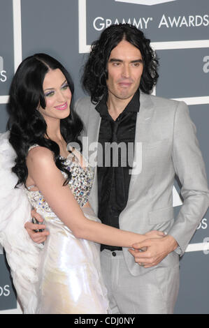 13. Februar 2011 - Los Angeles, Kalifornien, USA - KATY PERRY und RUSSELL BRAND auf dem roten Teppich Grammy Awards 2011. (Kredit-Bild: © Paul Fenton/ZUMAPRESS.com) Stockfoto