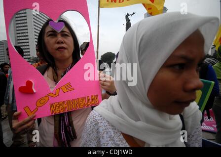 14. Februar 2011 Rallye - Jakarta, Indonesien - die Coalition for Women Love Peace Aktivisten während eines Friedens auf Str. Tag Valentines. Indonesien Women Love Peace Coalition-Aktivisten verurteilen Gewalt im Namen der Religion gemacht. Die Demonstranten fordern die Yudhoyono Regierung Verantwortung übernehmen Stockfoto