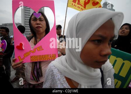 14. Februar 2011 Rallye - Jakarta, Indonesien - die Coalition for Women Love Peace Aktivisten während eines Friedens auf Str. Tag Valentines. Indonesien Women Love Peace Coalition-Aktivisten verurteilen Gewalt im Namen der Religion gemacht. Die Demonstranten fordern die Yudhoyono Regierung Verantwortung übernehmen Stockfoto