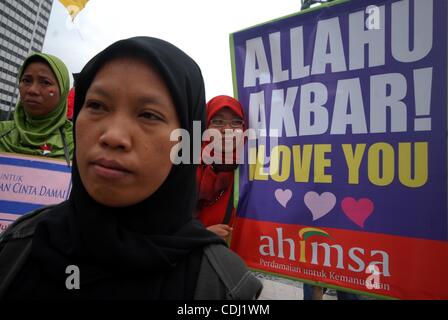 14. Februar 2011 Rallye - Jakarta, Indonesien - die Coalition for Women Love Peace Aktivisten während eines Friedens auf Str. Tag Valentines. Indonesien Women Love Peace Coalition-Aktivisten verurteilen Gewalt im Namen der Religion gemacht. Die Demonstranten fordern die Yudhoyono Regierung Verantwortung übernehmen Stockfoto