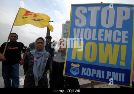 14. Februar 2011 Rallye - Jakarta, Indonesien - die Coalition for Women Love Peace Aktivisten während eines Friedens auf Str. Tag Valentines. Indonesien Women Love Peace Coalition-Aktivisten verurteilen Gewalt im Namen der Religion gemacht. Die Demonstranten fordern die Yudhoyono Regierung Verantwortung übernehmen Stockfoto