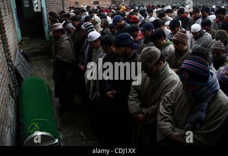 14. Februar 2011 - Srinagar, Kaschmir, Indien - kaschmirische Muslime bieten Beerdigung Gebete für Noor Mohammad und Bismah. Zwei Kinder wurden getötet und drei weitere wurden verletzt, als eine Shell auf Maloora Gebiet der Sumbal im Norden Kaschmirs Bandipora Bezirk am Sonntagabend explodierte. Die Shell hatte explodiert im Inneren der Stockfoto