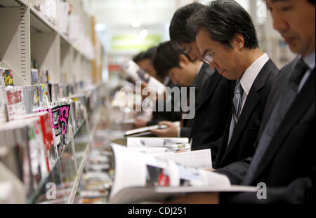 14. Februar 2011 lesen Sie Zeitschriften in einem Buch Stand an der Tokio Station in Tokyo, Japan - Tokyo, Japan - Japanische Geschäftsleute. Wie Japans Wirtschaft im vierten Quartal des Vorjahres schrumpfte, es hat bereits angekündigt, dass Japans Ganzjahres Brutto-Inlandsprodukt (BIP).47 Billionen, bestanden durch China mit seinen Ganzjahres Stockfoto