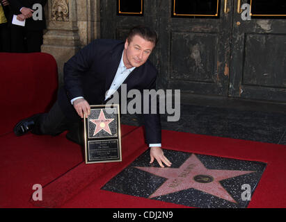 14. Februar 2011 erhält - Hollywood, Kalifornien, US - Schauspieler ALEC BALDWIN Stra auf dem Walk of Fame. (Kredit-Bild: © Lisa O'Connor/ZUMAPRESS.com) Stockfoto