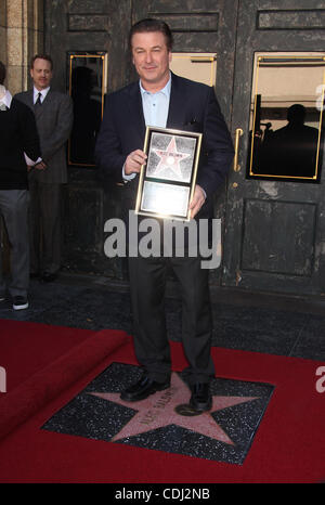 14. Februar 2011 erhält - Hollywood, Kalifornien, US - Schauspieler ALEC BALDWIN Stra auf dem Walk of Fame. (Kredit-Bild: © Lisa O'Connor/ZUMAPRESS.com) Stockfoto