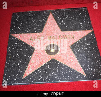 14. Februar 2011 erhält - Hollywood, Kalifornien, US - Schauspieler ALEC BALDWIN Stra auf dem Walk of Fame. (Kredit-Bild: © Lisa O'Connor/ZUMAPRESS.com) Stockfoto