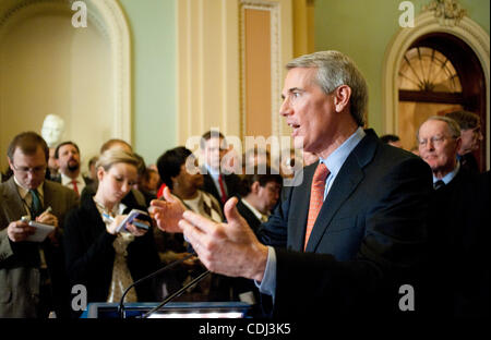 15. Februar 2011 spricht über die Probleme mit Präsident Obama Budget - Washington, District Of Columbia, US - Senator ROBERT PORTMAN (R -OH) an die Presse. (Bild Kredit: Pete Marovich/ZUMAPRESS.com ©) Stockfoto