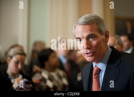 15. Februar 2011 spricht über die Probleme mit Präsident Obama Budget - Washington, District Of Columbia, US - Senator ROBERT PORTMAN (R -OH) an die Presse. (Bild Kredit: Pete Marovich/ZUMAPRESS.com ©) Stockfoto