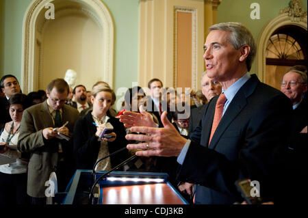 15. Februar 2011 spricht über die Probleme mit Präsident Obama Budget - Washington, District Of Columbia, US - Senator ROBERT PORTMAN (R -OH) an die Presse. (Bild Kredit: Pete Marovich/ZUMAPRESS.com ©) Stockfoto