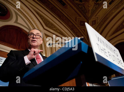 16. Februar 2011 - Washington, District of Columbia, US - Senator CHUCK SCHUMER (D -NY) während einer Pressekonferenz, ein Wirtschaftsprogramm zu enthüllen, das Investitionen mit Defizitabbau ausgleicht. (Bild Kredit: Pete Marovich/ZUMAPRESS.com ©) Stockfoto