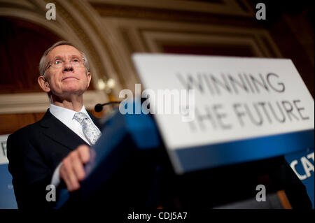 16. Februar 2011 - Washington, District of Columbia, USA - Senate Majority Leader HARRY REID (D -NV) während einer Pressekonferenz, ein Wirtschaftsprogramm zu enthüllen, das Investitionen mit Defizitabbau ausgleicht. (Bild Kredit: Pete Marovich/ZUMAPRESS.com ©) Stockfoto