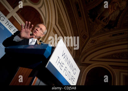 16. Februar 2011 - Washington, District of Columbia, USA - Senate Majority Leader HARRY REID (D -NV) während einer Pressekonferenz, ein Wirtschaftsprogramm zu enthüllen, das Investitionen mit Defizitabbau ausgleicht. (Bild Kredit: Pete Marovich/ZUMAPRESS.com ©) Stockfoto