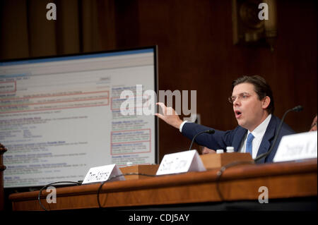 16. Februar 2011 - Washington, District Of Columbia, USA - TOM ADAMS, Präsident und CEO von Rosetta Stone Inc. bezeugt, während einer Anhörung der Justizausschuss des Senats auf '' Targeting Webseiten gewidmet zu stehlen amerikanischen geistiges Eigentum. (Bild Kredit: Pete Marovich/ZUMAPRESS.com ©) Stockfoto