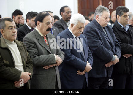 18. Februar 2011 - Ramallah, Westjordanland - palästinensischen Präsidenten MAHMOUD ABBAS während der Freitagsgebete in der West Bank von Ramallah. (Kredit-Bild: © Thaer Ganaim/apaimages/ZUMApress.com) Stockfoto