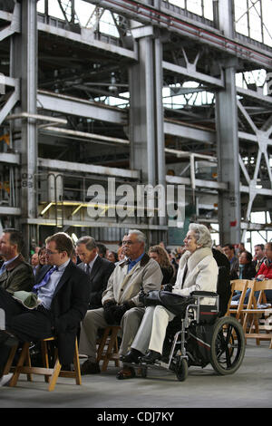 Versammeln Sie 18. Februar 2011 - Vallejo, Kalifornien, USA - Bewohner, lokalen und staatlichen Amtsträger (im Rollstuhl, Vallejo Stadtratmitglied Joanne Schivley) sich im renovierten Mare Island Naval Werft Periskop Shop für die Reopenig Feier der Mre Insel trocken Dock Anlage. Durch die Finanzierung Stockfoto