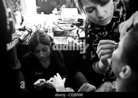 19. Februar 2011 - London, UK - Models backstage bei der London Fashion Week - Georgia Hardinge AW/11 Kollektion auf der Vauxhall Fashion Scout. (Kredit-Bild: © Veronika Lukasova/ZUMAPRESS.com) Stockfoto