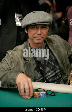 20. Februar 2011 - Los Angeles, Kalifornien, US - Schauspieler LOU DIAMOND PHILLIPS besucht die 8. jährlichen World Poker Tour Invitational in der Stadt des Handels in Los Angeles. (Kredit-Bild: © Brian Lowe/ZUMAPRESS.com) Stockfoto