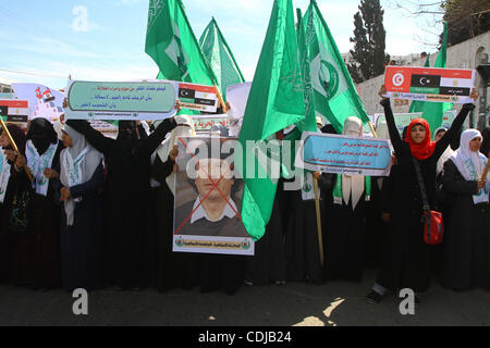 22. Februar 2011 - Gaza-Stadt, Gaza-Streifen - Palästinenser halten Plakate hoch während einer Protestaktion gegen den libyschen Führer in Gaza-Stadt. Der Gaza Hamas Herrscher gehäuft Verurteilung über die Massaker von Anti-Regierungs-Demonstranten in Libyen durch das Regime des kampfbereiten Herrschers begangen. (Kredit-Bild: © Ashraf Amra Stockfoto