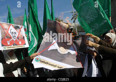 22. Februar 2011 - Gaza-Stadt, Gaza-Streifen - Palästinenser halten Plakate hoch während einer Protestaktion gegen den libyschen Führer in Gaza-Stadt. Der Gaza Hamas Herrscher gehäuft Verurteilung über die Massaker von Anti-Regierungs-Demonstranten in Libyen durch das Regime des kampfbereiten Herrschers begangen. (Kredit-Bild: © Ashraf Amra Stockfoto