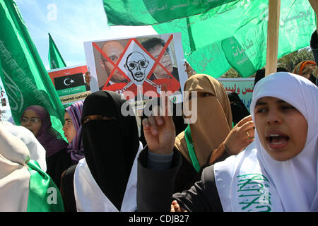 22. Februar 2011 - Gaza-Stadt, Gaza-Streifen - Palästinenser halten Plakate hoch während einer Protestaktion gegen den libyschen Führer in Gaza-Stadt. Der Gaza Hamas Herrscher gehäuft Verurteilung über die Massaker von Anti-Regierungs-Demonstranten in Libyen durch das Regime des kampfbereiten Herrschers begangen. (Kredit-Bild: © Ashraf Amra Stockfoto