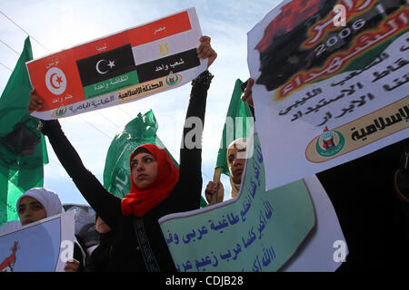 22. Februar 2011 - Gaza-Stadt, Gaza-Streifen - Palästinenser halten Plakate hoch während einer Protestaktion gegen den libyschen Führer in Gaza-Stadt. Der Gaza Hamas Herrscher gehäuft Verurteilung über die Massaker von Anti-Regierungs-Demonstranten in Libyen durch das Regime des kampfbereiten Herrschers begangen. (Kredit-Bild: © Ashraf Amra Stockfoto