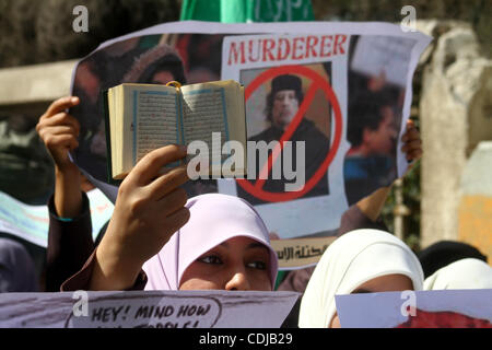 22. Februar 2011 - Gaza-Stadt, Gaza-Streifen - Palästinenser halten Plakate hoch während einer Protestaktion gegen den libyschen Führer in Gaza-Stadt. Der Gaza Hamas Herrscher gehäuft Verurteilung über die Massaker von Anti-Regierungs-Demonstranten in Libyen durch das Regime des kampfbereiten Herrschers begangen. (Kredit-Bild: © Ashraf Amra Stockfoto