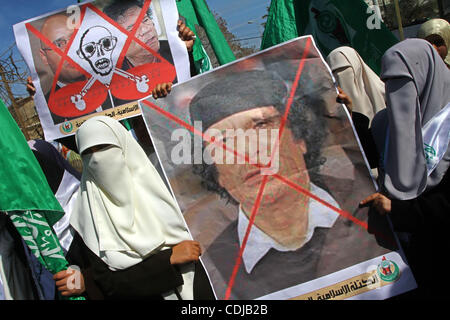 22. Februar 2011 - Gaza-Stadt, Gaza-Streifen - Palästinenser halten Plakate hoch während einer Protestaktion gegen den libyschen Führer in Gaza-Stadt. Der Gaza Hamas Herrscher gehäuft Verurteilung über die Massaker von Anti-Regierungs-Demonstranten in Libyen durch das Regime des kampfbereiten Herrschers begangen. (Kredit-Bild: © Ashraf Amra Stockfoto