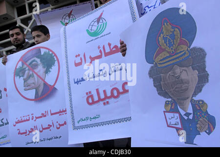 22. Februar 2011 - Gaza-Stadt, Gaza-Streifen - Palästinenser halten Plakate hoch während einer Protestaktion gegen den libyschen Führer in Gaza-Stadt. Der Gaza Hamas Herrscher gehäuft Verurteilung über die Massaker von Anti-Regierungs-Demonstranten in Libyen durch das Regime des kampfbereiten Herrschers begangen. (Kredit-Bild: © Ashraf Amra Stockfoto