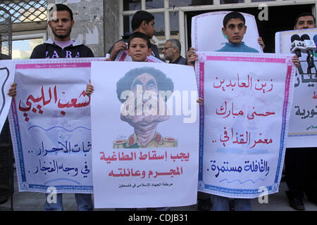 22. Februar 2011 - Gaza-Stadt, Gaza-Streifen - Palästinenser halten Plakate hoch während einer Protestaktion gegen den libyschen Führer in Gaza-Stadt. Der Gaza Hamas Herrscher gehäuft Verurteilung über die Massaker von Anti-Regierungs-Demonstranten in Libyen durch das Regime des kampfbereiten Herrschers begangen. (Kredit-Bild: © Ashraf Amra Stockfoto