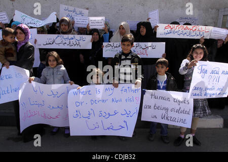 22. Februar 2011 - Gaza-Stadt, Gaza-Streifen - Palästinenser halten Plakate hoch während einer Protestaktion gegen den libyschen Führer in Gaza-Stadt. Der Gaza Hamas Herrscher gehäuft Verurteilung über die Massaker von Anti-Regierungs-Demonstranten in Libyen durch das Regime des kampfbereiten Herrschers begangen. (Kredit-Bild: © Ashraf Amra Stockfoto