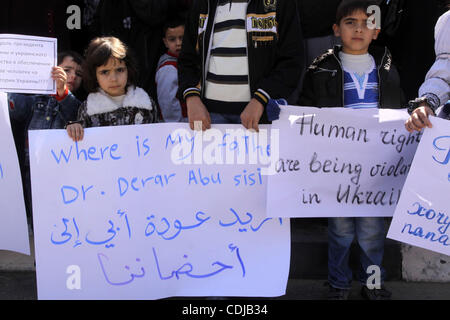 22. Februar 2011 - Gaza-Stadt, Gaza-Streifen - Palästinenser halten Plakate hoch während einer Protestaktion gegen den libyschen Führer in Gaza-Stadt. Der Gaza Hamas Herrscher gehäuft Verurteilung über die Massaker von Anti-Regierungs-Demonstranten in Libyen durch das Regime des kampfbereiten Herrschers begangen. (Kredit-Bild: © Ashraf Amra Stockfoto