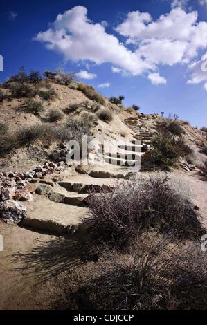 23. Februar 2011 führen - Joshua Tree National Park, Kalifornien, USA - Treppen in Granit gemeißelt bergauf unterwegs verloren-Palmen-Oase in der Wüste Sonora (Colorado). Der Trail führt von Cottonwood Springs auf einer abgelegenen Schlucht, die mit mehr als 100 California Fan Palmen - die größte Collectio gefüllt ist Stockfoto