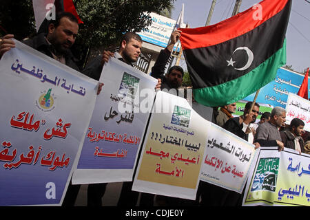 24. Februar 2011 - Gaza-Stadt, Gazastreifen, Palästinensische Autonomiegebiete - Palästinenser nehmen Teil an einer Demonstration zur Solidarität mit libyschen Volk in Gaza-Stadt. (Bild Kredit: Mohammed Asad/apaimages/ZUMAPRESS.com ©) Stockfoto