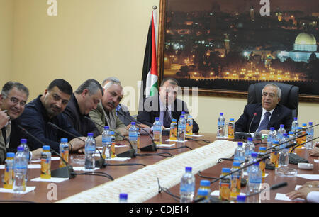 Palästinensische Ministerpräsident Salam Fayyad in einem Beratungsgespräch mit den Vertretern der Familien der Märtyrer, über die Bildung der neuen Regierung in der Westbank Ramallah am 24. Februar 2011. Foto: Mustafa Abu Dayeh Stockfoto