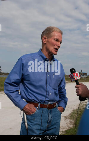 24. Februar 2011: Senator Bill Nelson macht ein Interview vor dem Space Shuttle Discovery STS-133 von Pad 39A auf einer Mission zur internationalen Raumstation ISS hebt ab.  Sechs Personen Besatzung wird die permanente Mehrzweck Modul (PMM) liefern. Dies wird der letzte Linienflug für Di Stockfoto