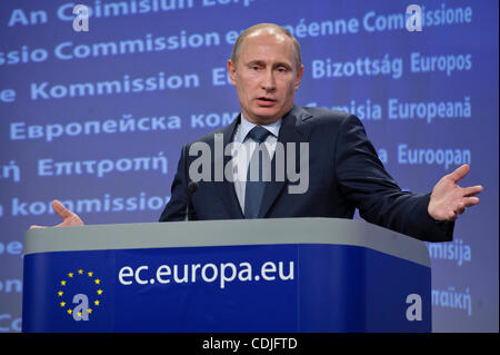 24. Februar 2011 - BXL, Brüssel, Belgien - Russlands Ministerpräsident Vladimir Putin befasst sich mit eine Pressekonferenz nach einem Treffen am Hauptsitz der Europäischen Union in Brüssel, Belgien am 2011-02-24 von Wiktor Dabkowski (Credit-Bild: © Wiktor Dabkowski/ZUMAPRESS.com) Stockfoto