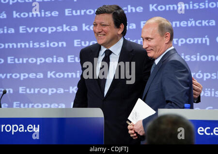 24. Februar 2011 - BXL, Brüssel, Belgien - Russland Prime Minister Vladimir Putin (R) nimmt an einer gemeinsamen Pressekonferenz mit Europäischen Kommission Präsident Jose Manuel Barroso (L) nach einem Treffen am Hauptsitz der Europäischen Union in Brüssel, Belgien am 2011-02-24 von Wiktor Dabkowski (Credit-Bild: © Stockfoto