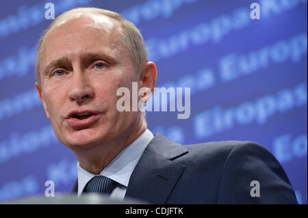 24. Februar 2011 - BXL, Brüssel, Belgien - Russlands Ministerpräsident Vladimir Putin befasst sich mit eine Pressekonferenz nach einem Treffen am Hauptsitz der Europäischen Union in Brüssel, Belgien am 2011-02-24 von Wiktor Dabkowski (Credit-Bild: © Wiktor Dabkowski/ZUMAPRESS.com) Stockfoto