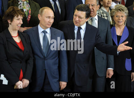 24. Februar 2011 - BXL, Brüssel, Belgien - Catherine ASHTON, posieren Hohe Vertreterin der Union für Außen- und Sicherheitspolitik, Vizepräsident der Kommission, des russischen Prime Minister Vladimir Putin (C) und European Commission President Jose Manuel Barroso (R) für ein Familienfoto-Witz Stockfoto