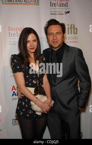 25. Februar 2011 - Hollywood, Kalifornien, USA - Elaine Cassidy und Stephen Lord während der 6. jährlichen Oscar Wilde: zu Ehren der irisches im Film vor Academy Awards Party, im Ebell Club von Los Angeles, am 24. Februar 2011, in Los Angeles statt... 2011.K67685MGE (Kredit-Bild: © Michael Germana/Globe Ph Stockfoto