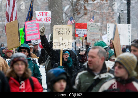 26. Februar 2011 - Madison, Wisconsin, USA - Tausende Demonstranten am Capitol zu protestieren, die vorgeschlagene Budget-Reparatur in Rechnung stellen. Demonstranten haben in den letzten 12 Tagen protestieren Gouverneur Walkers Versuch, das Gesetz durchzusetzen, die zu beschränken würde Gebäudeinneren besetzt Stockfoto