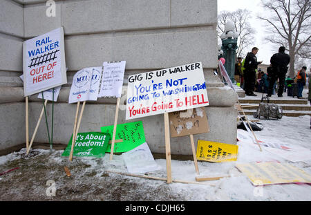 26. Februar 2011 - Madison, Wisconsin, USA - Recycling-Protest Zeichen sitzen vor dem Eingang zum Kapitol, wo Tausende von Demonstranten protestierten die vorgeschlagene Budget Reparatur-Rechnung. Demonstranten haben in den letzten 12 Tagen protestieren Gouverneur Walkers Versuch Gebäudeinneren besetzt. Stockfoto