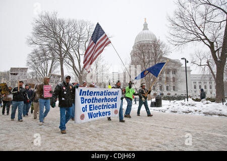 26. Februar 2011 - Madison, Wisconsin, USA - Tausende Demonstranten am Capitol zu protestieren, die vorgeschlagene Budget-Reparatur in Rechnung stellen. Demonstranten haben in den letzten 12 Tagen protestieren Gouverneur Walkers Versuch, das Gesetz durchzusetzen, die zu beschränken würde Gebäudeinneren besetzt Stockfoto