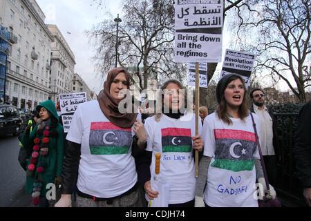 26. Februar 2011 - London, England, Vereinigtes Königreich - Hunderte von arabischen Jugendlichen in UK demonstrieren am Trafalgar Square zur Unterstützung der libyschen Revolution. Sie gingen an die libysche Botschaft die libyschen Community zur Unterstützung der Revolution und gegen die libysche Massaker. (Kredit-Bild: © mir Stockfoto