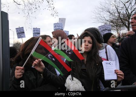 26. Februar 2011 - London, England, Vereinigtes Königreich - Hunderte von arabischen Jugendlichen in UK demonstrieren am Trafalgar Square zur Unterstützung der libyschen Revolution. Sie gingen an die libysche Botschaft die libyschen Community zur Unterstützung der Revolution und gegen die libysche Massaker. (Kredit-Bild: © mir Stockfoto