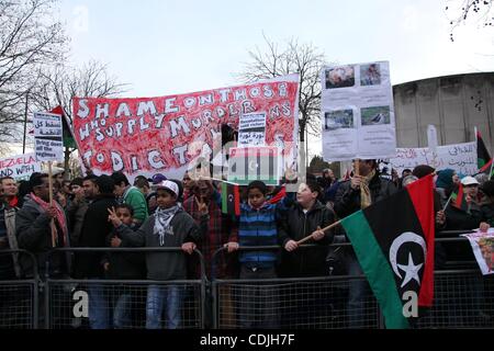 26. Februar 2011 - London, England, Vereinigtes Königreich - Hunderte von arabischen Jugendlichen in UK demonstrieren am Trafalgar Square zur Unterstützung der libyschen Revolution. Sie gingen an die libysche Botschaft die libyschen Community zur Unterstützung der Revolution und gegen die libysche Massaker. (Kredit-Bild: © mir Stockfoto